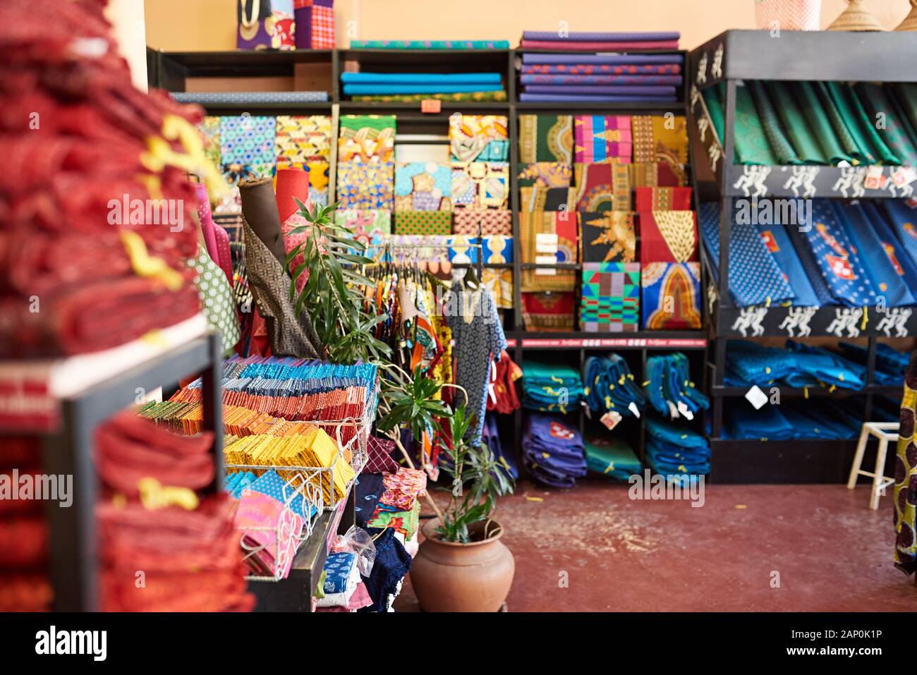 Sortierte bunte Textilien in einem Stoff shop Stockfoto