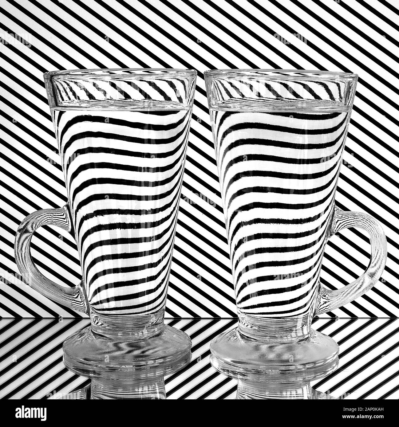 Ein Bild, das optische Effekte in Glas und Wasser sowohl für künstlerische als auch für pädagogische Zwecke demonstriert. Stockfoto