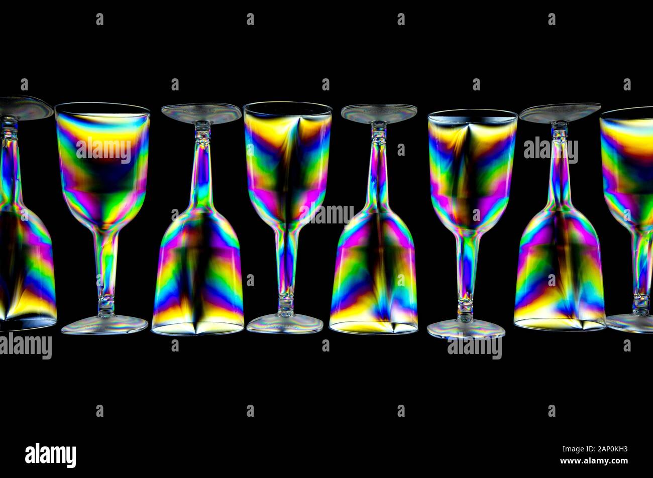 Bunte Belastungsmuster aus Hartplastik, die durch Bildgebung zwischen zwei gekreuzten Polarisationsfiltern aufgedeckt werden. Stockfoto