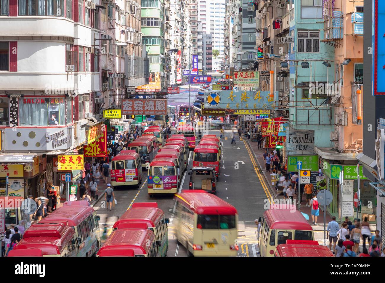 Auf der Straße, Kowloon, Hongkong, parkende Minibus Stockfoto
