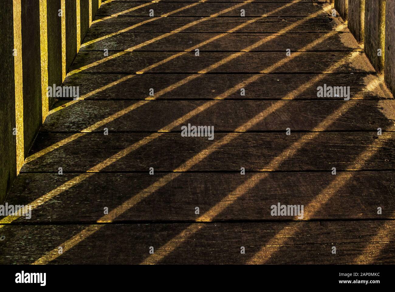 Boardwalk mit Diagonalen Schatten Stockfoto