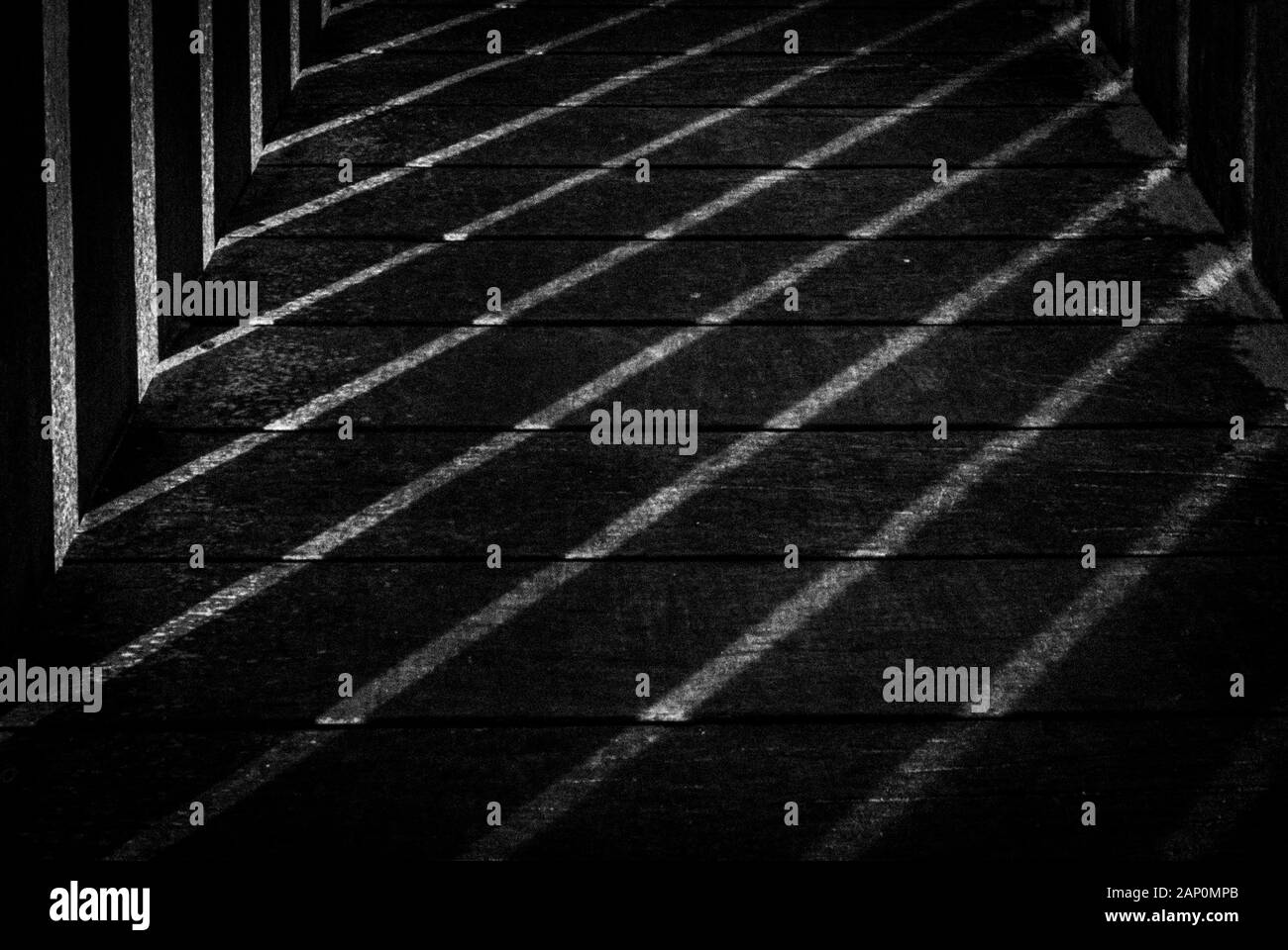 Boardwalk mit Diagonalen Schatten in Schwarzweiß Stockfoto