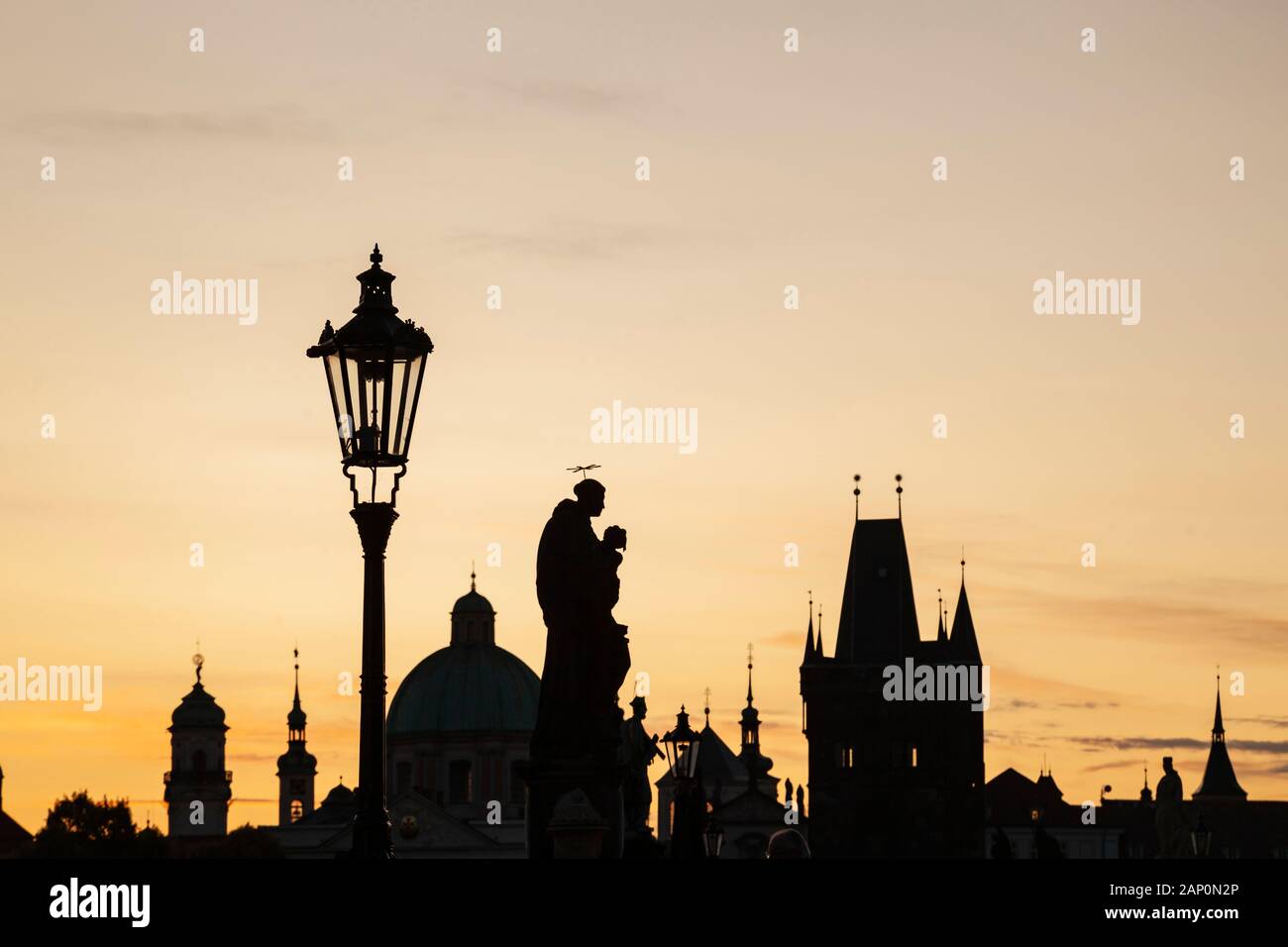 Sonnenaufgang auf der Karlsbrücke. Stockfoto
