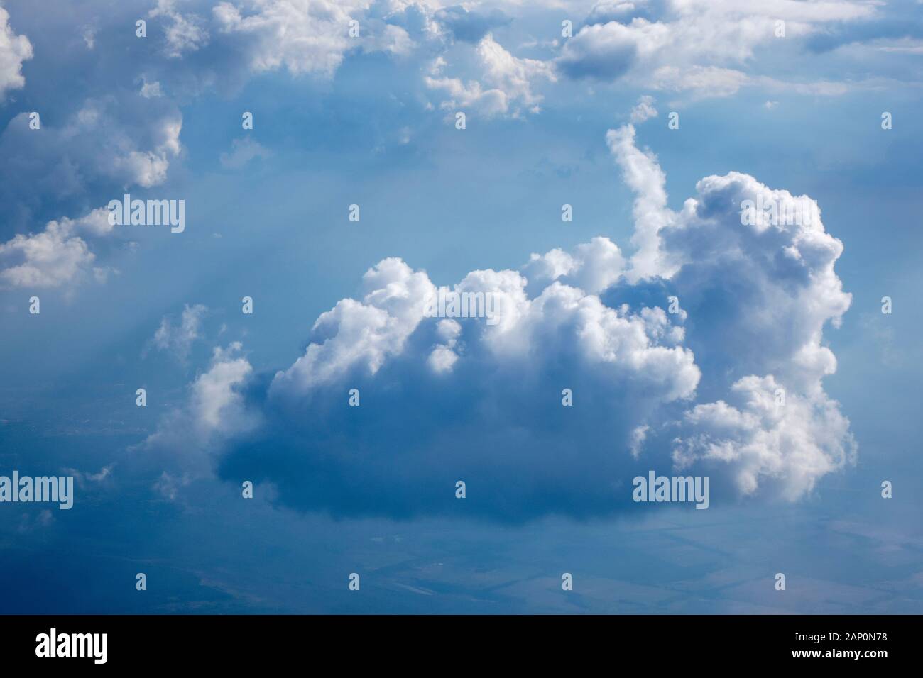Sun Balken ist die Beleuchtung durch die großen weißen Wolken. Stockfoto