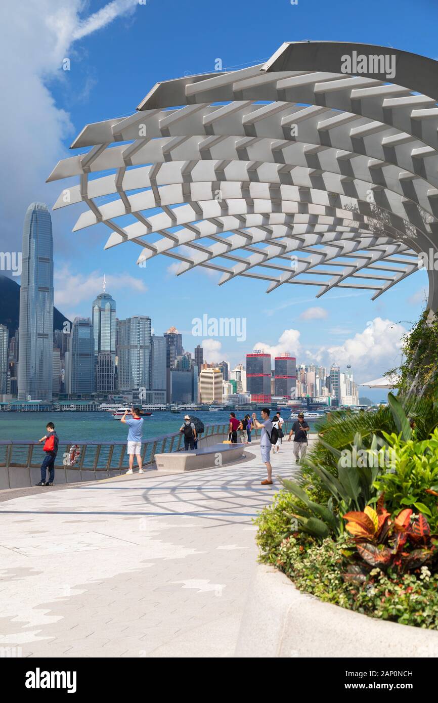 Skyline von Hong Kong Island und Tsim Sha Tsui Promenade, Kowloon, Hongkong Stockfoto