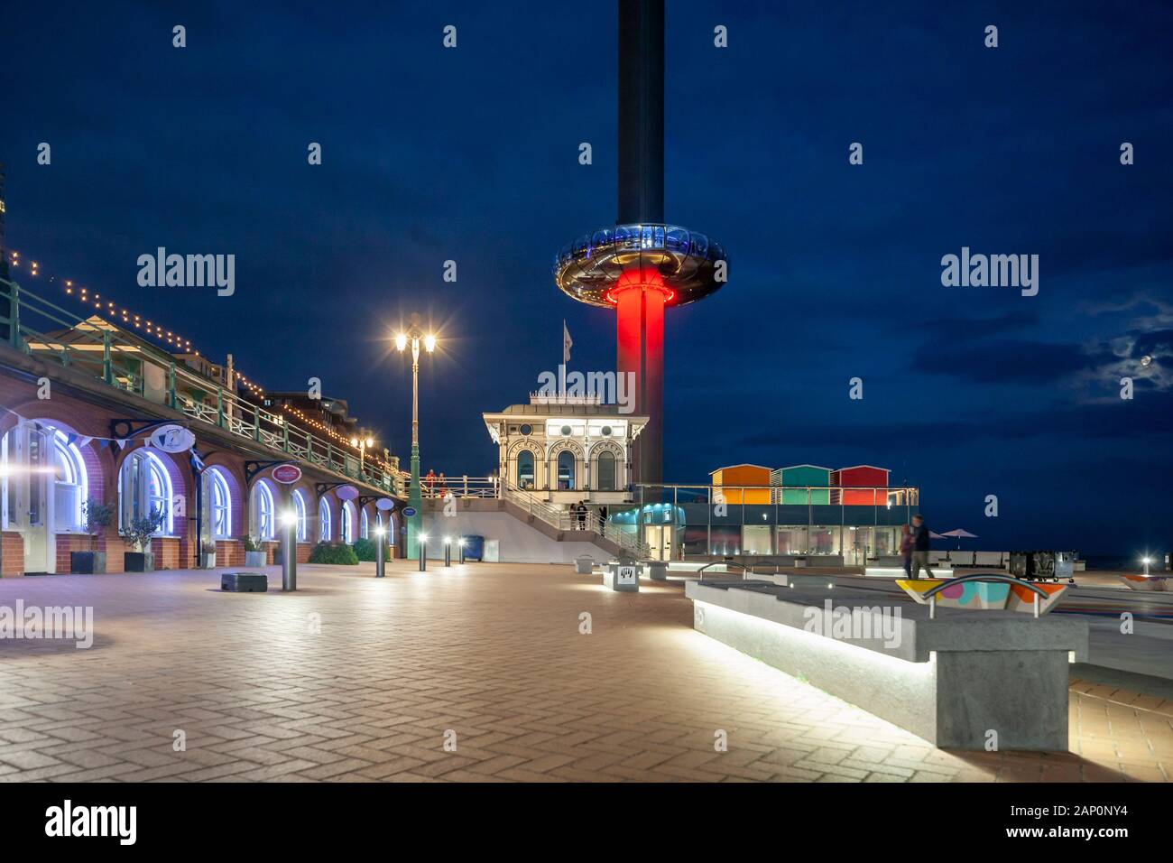 Abend bei i360 Turm auf Brighton Seafront. Stockfoto