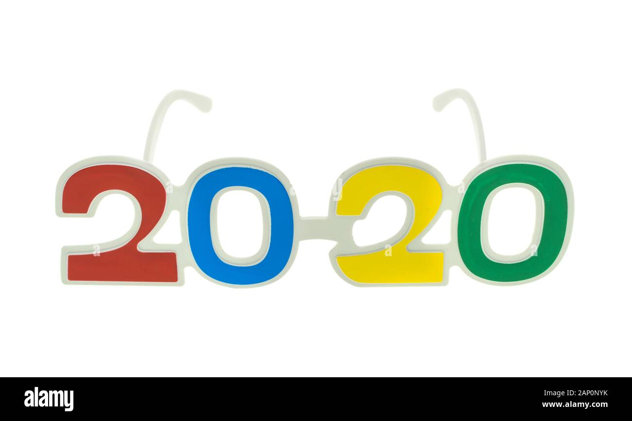 2020 Text mit Brille für Silvester Feier auf weißem Hintergrund Stockfoto