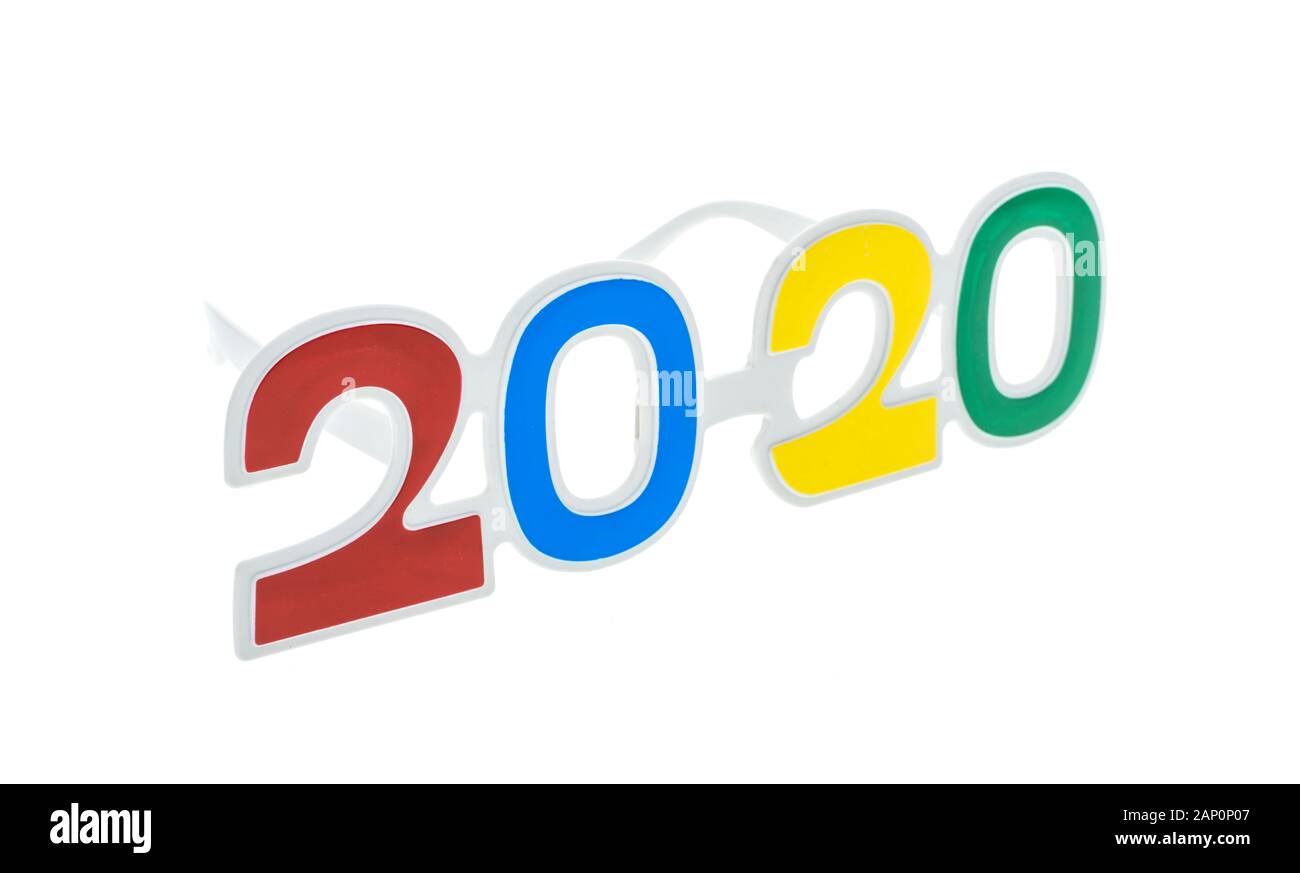 2020 Text mit Brille für Silvester Feier auf weißem Hintergrund Stockfoto