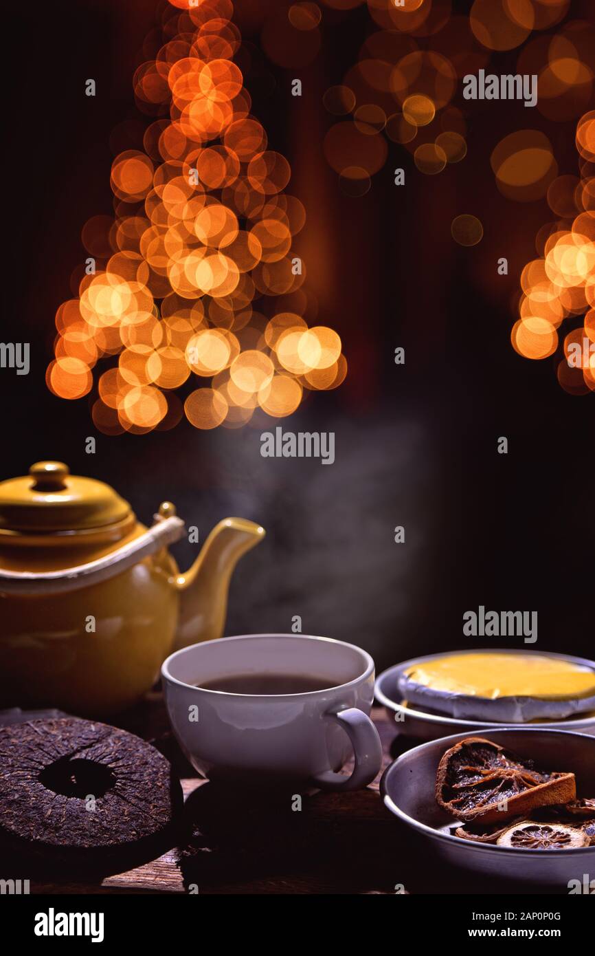 Die Zubereitung von Kaffee in eine festliche Weihnachten Hintergrund Stockfoto