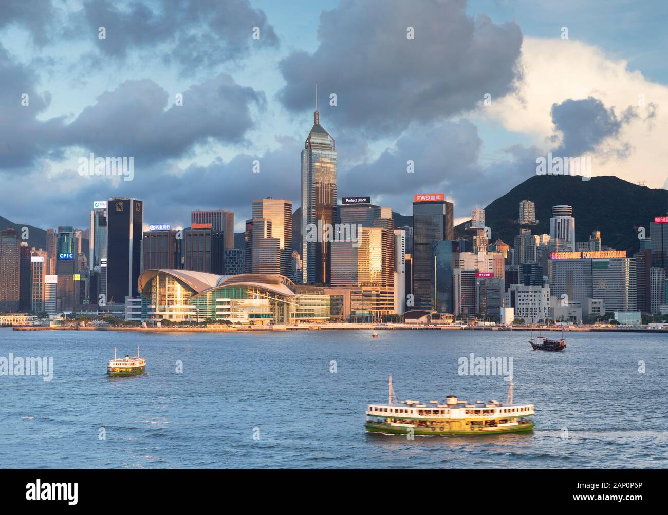 Skyline von Hong Kong Island und Star Ferry, Hongkong, China Stockfoto