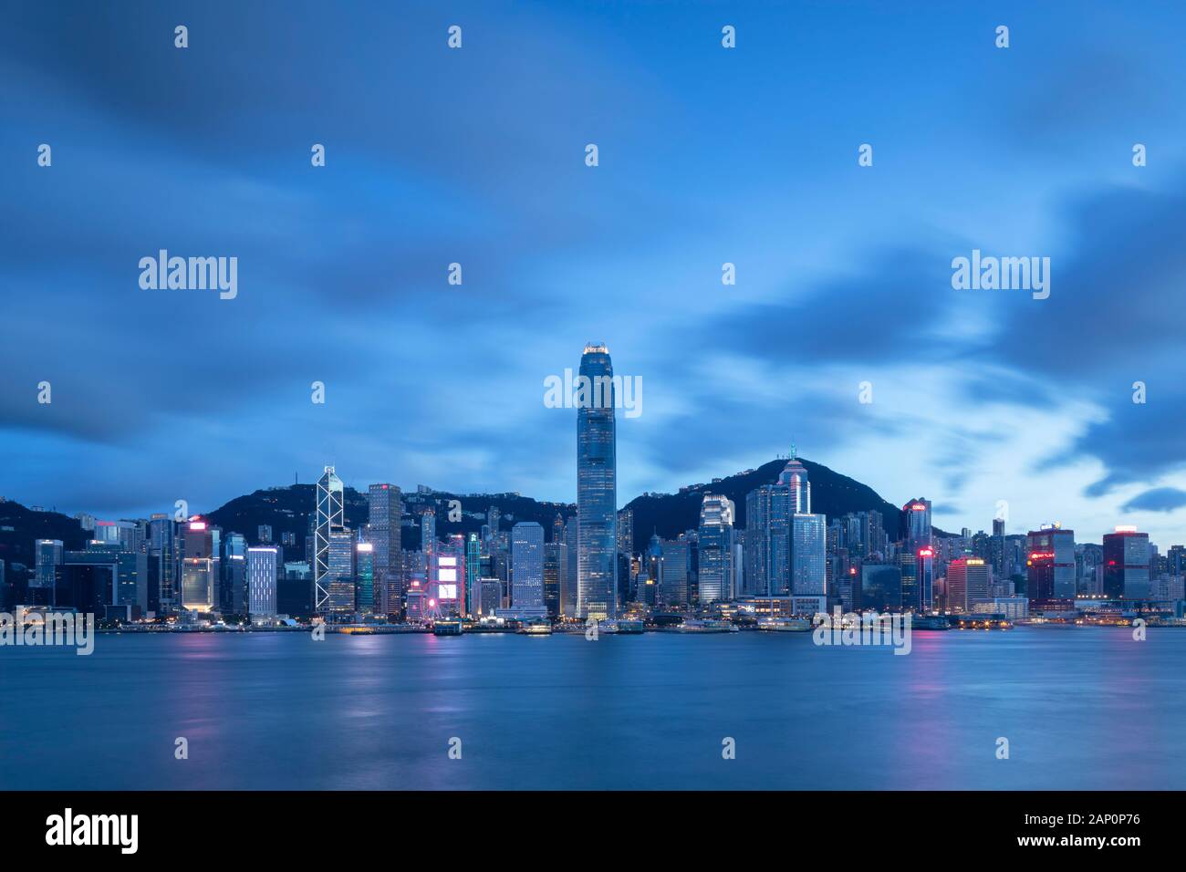 Skyline von Hong Kong Island bei Dämmerung, Hongkong, China Stockfoto