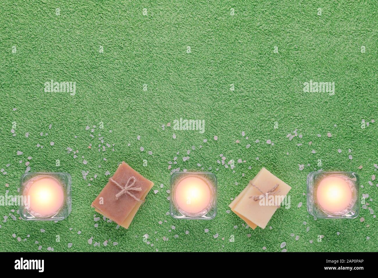 Spa und Wellness Hintergrund mit Kerzen, Seife, Kopie Raum Stockfoto