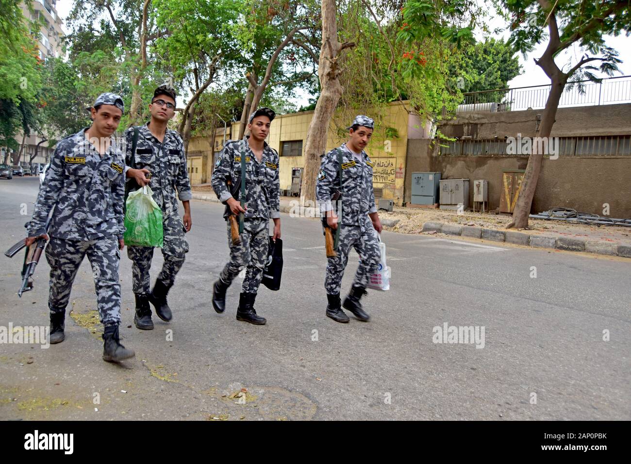 Gruppe von jungen ägyptischen Polizisten mit Maschinenpistolen und Schulterte auf dem Nil Insel Zamalek auf dem Weg zur Post, am 8. Juni 2019 übernommen. Foto: Matthias Todt/dpa-Zentralbild/ZB/Picture Alliance | Verwendung weltweit Stockfoto