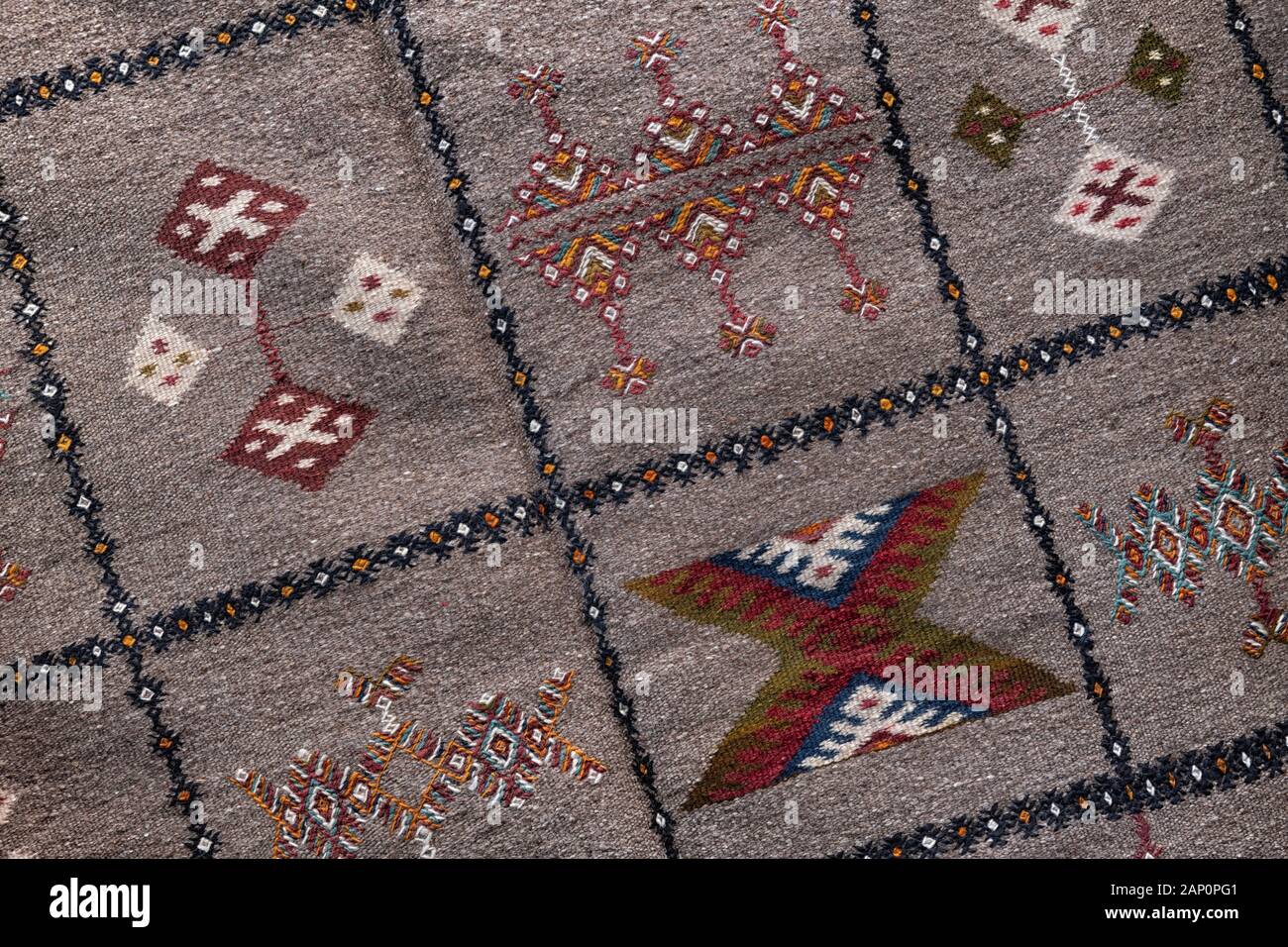 Traditionelle marokkanische Berber Teppich mit traditionellem Design. Braun und Rot in Rechteck Muster eingerichtet. Stockfoto