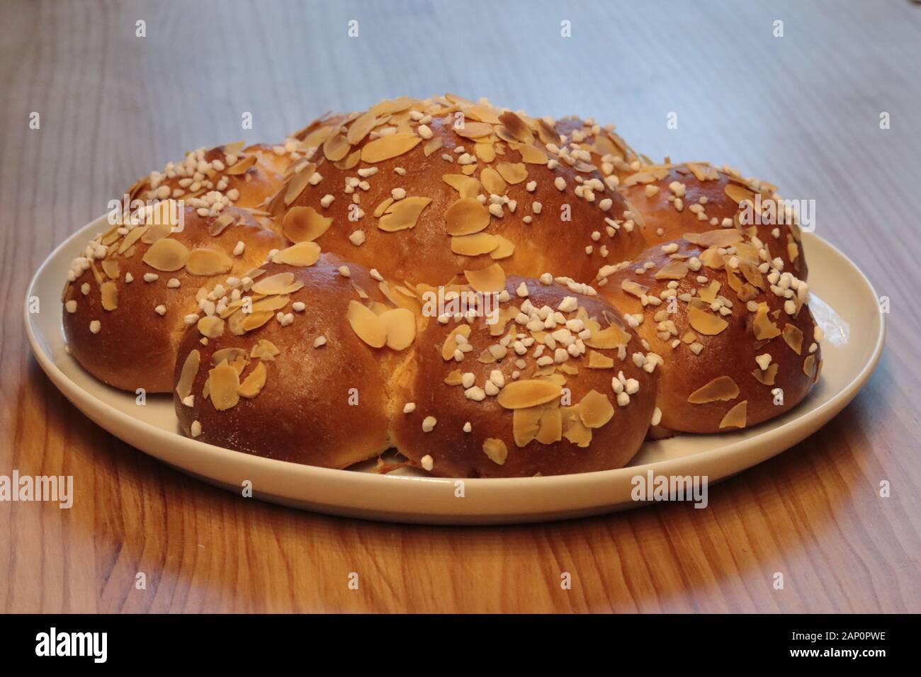 Traditionelle Schweizer drei König Kuchen. Am 6. Januar Schweizer Essen dieses Brot und es ist ein kleiner König in einem der Teile versteckt. Ganze Brot auf einem whit Stockfoto