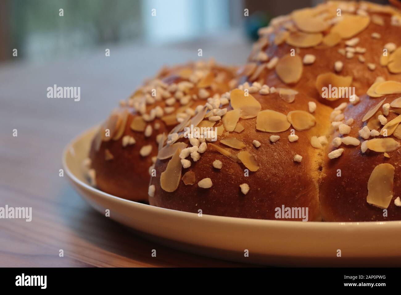 Traditionelle Schweizer drei König Kuchen. Am 6. Januar Schweizer Essen dieses Brot und es ist ein kleiner König in einem der Teile versteckt. Hausgemachtes Brot. Stockfoto