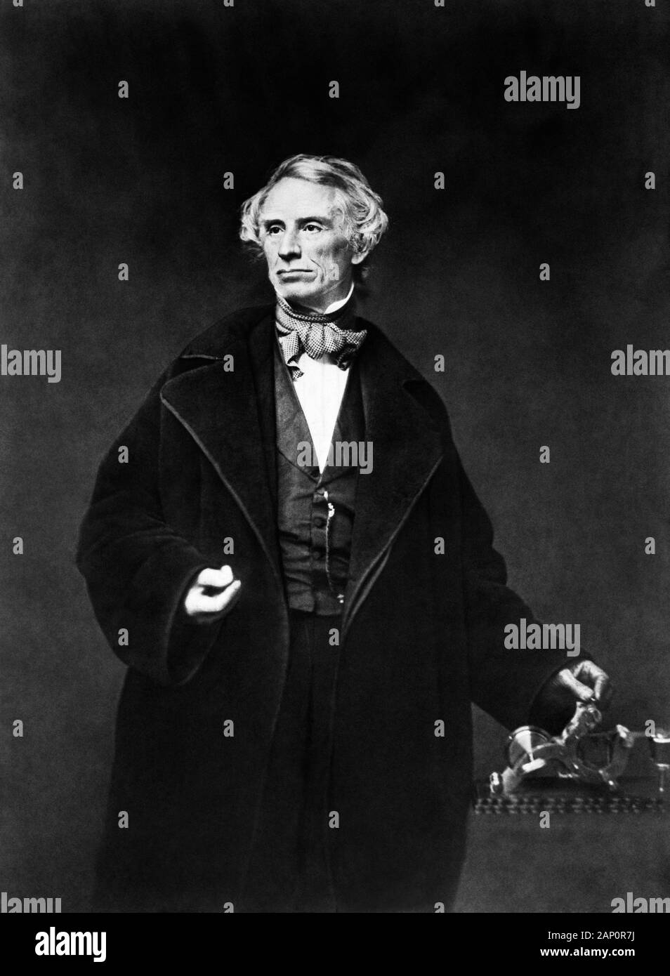 Vintage-Porträt des amerikanischen Malers und Erfinders Samuel F B Morse (170-1872) - ein Pionier in der Entwicklung des elektrischen Telegrafen und Mitschöpfers von Morse Code. Foto um das Jahr 1855 von Mathew B Brady, der Morse mit der Hand auf einem Telegraphenapparat zeigt. Stockfoto