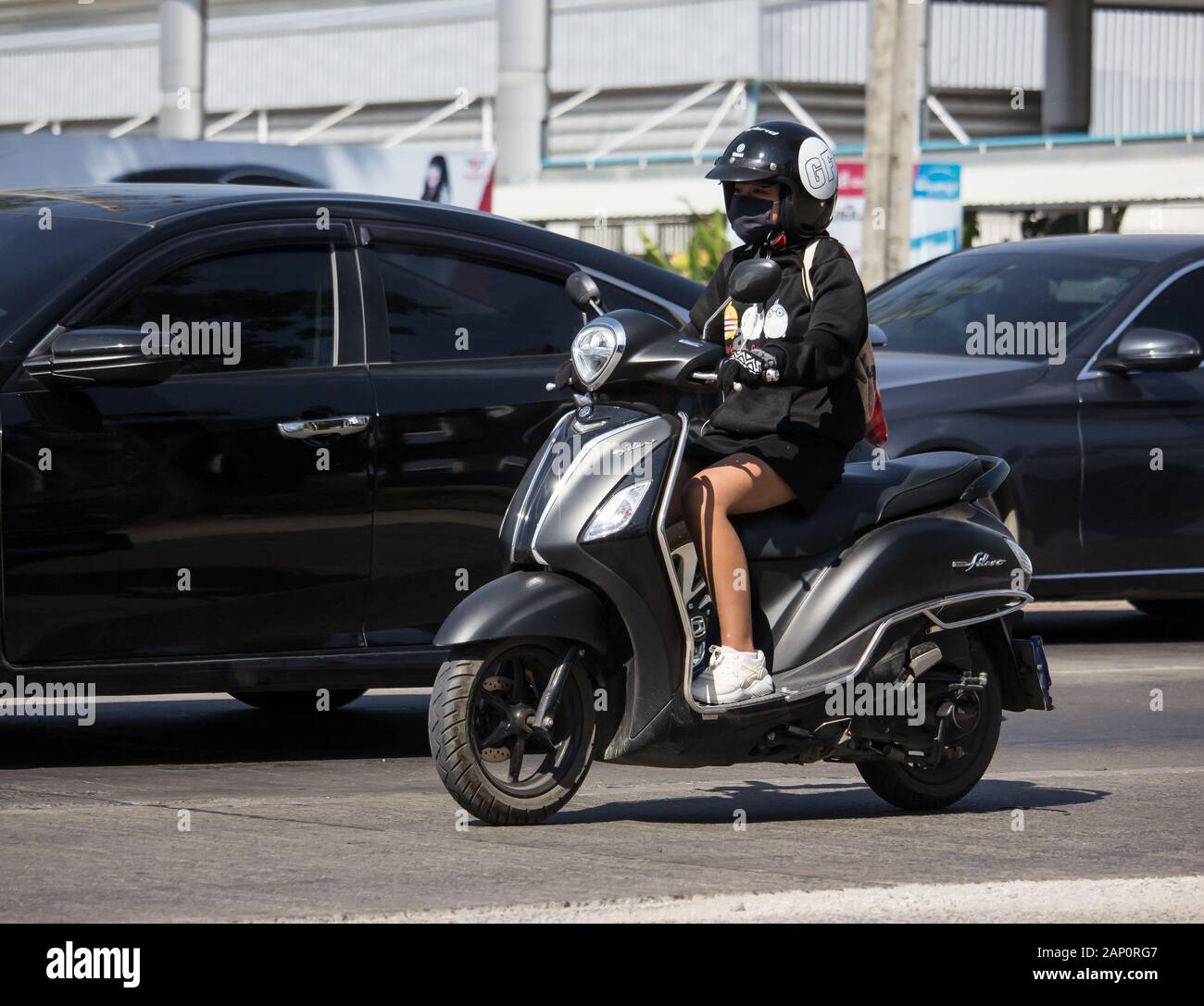 Chiangmai, Thailand - 6. Dezember 2019: Private Automatic Roller Yamaha Filano Motorrad. Auf der straße Nr. 1001, 8 km von Chiangmai. Stockfoto