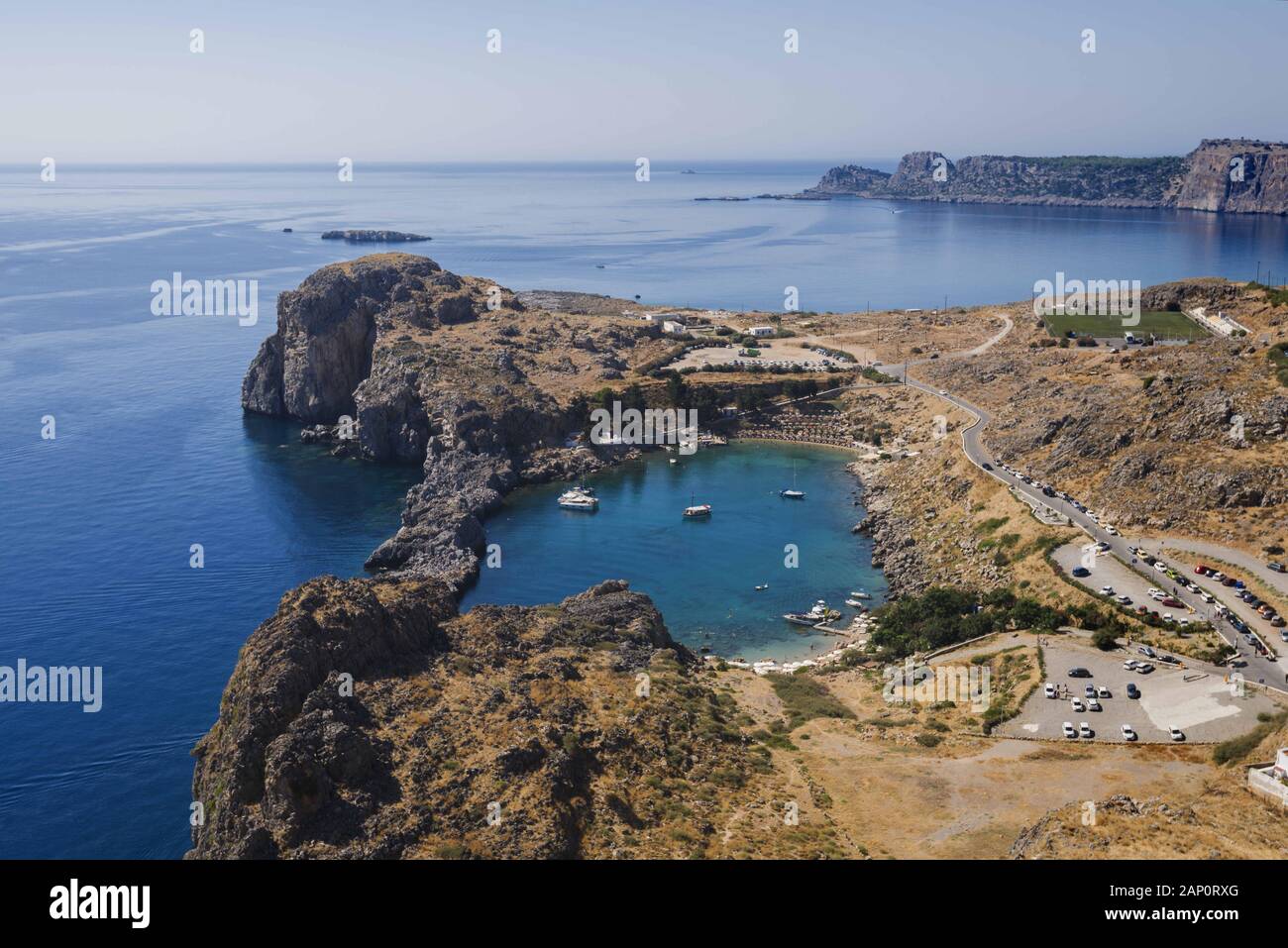 Lindos, Rhodos, Griechenland. 8 Aug, 2018. St Paul's Bay, Überblick über die von der Akropolis von Lindos, Rhodos, Griechenland Credit: Andrey Nekrasov/ZUMA Draht/Alamy leben Nachrichten Stockfoto