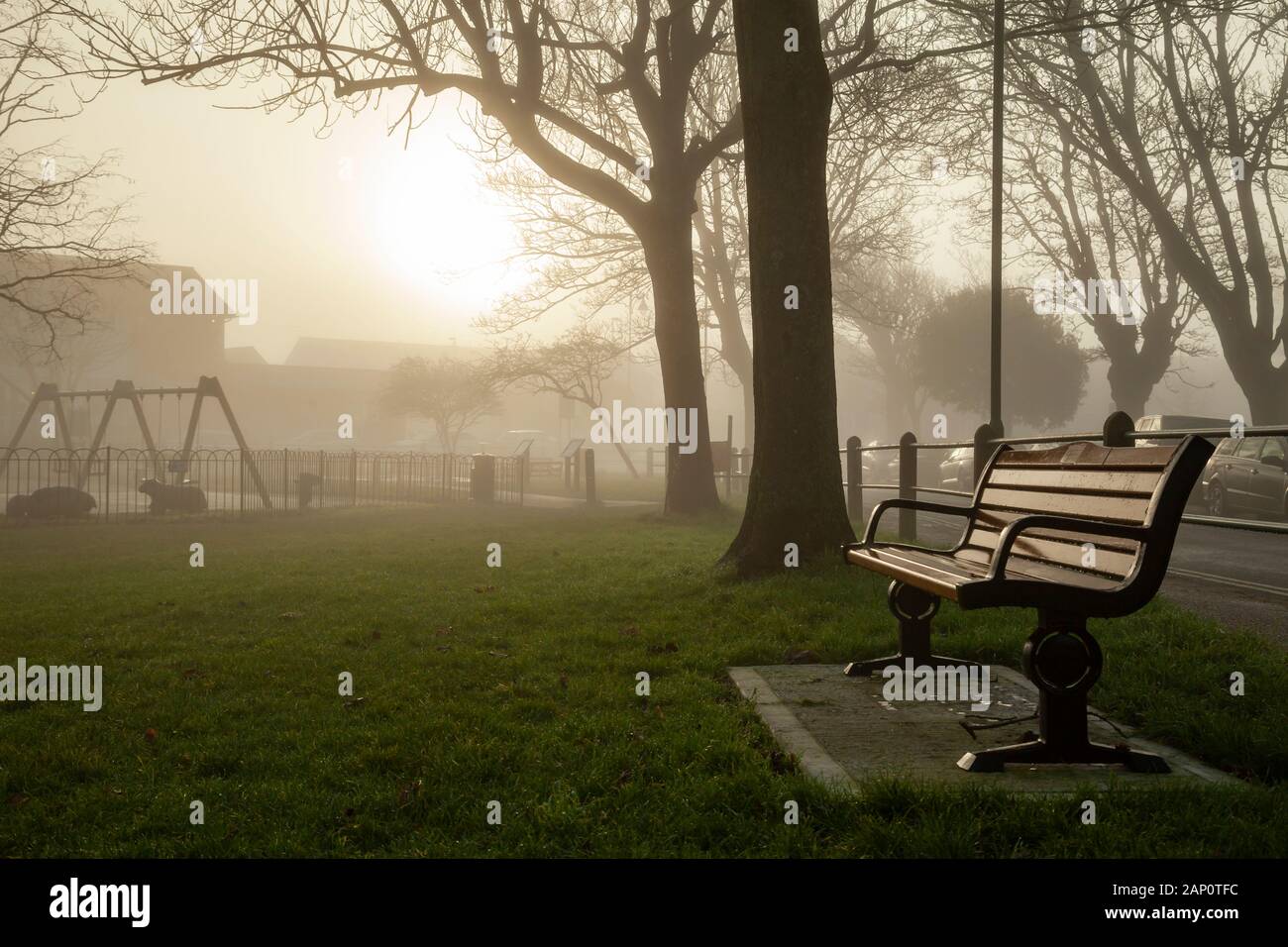 Nebeliger Wintermorgen in Southwick, West Sussex, England. Stockfoto