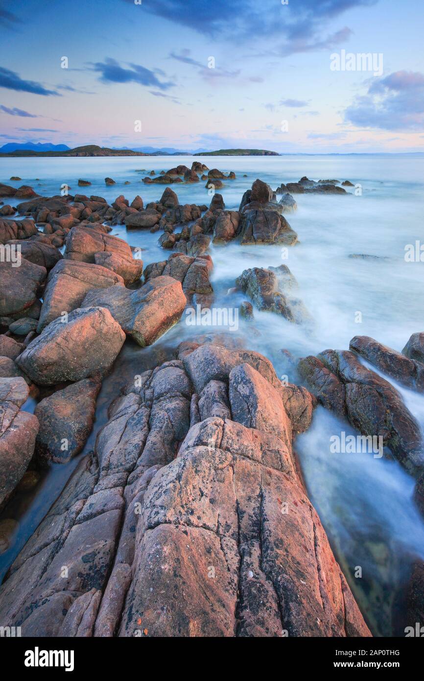 Felsiger Strand an der nordwestschottischen Küste bei Reiff. Schottland Stockfoto
