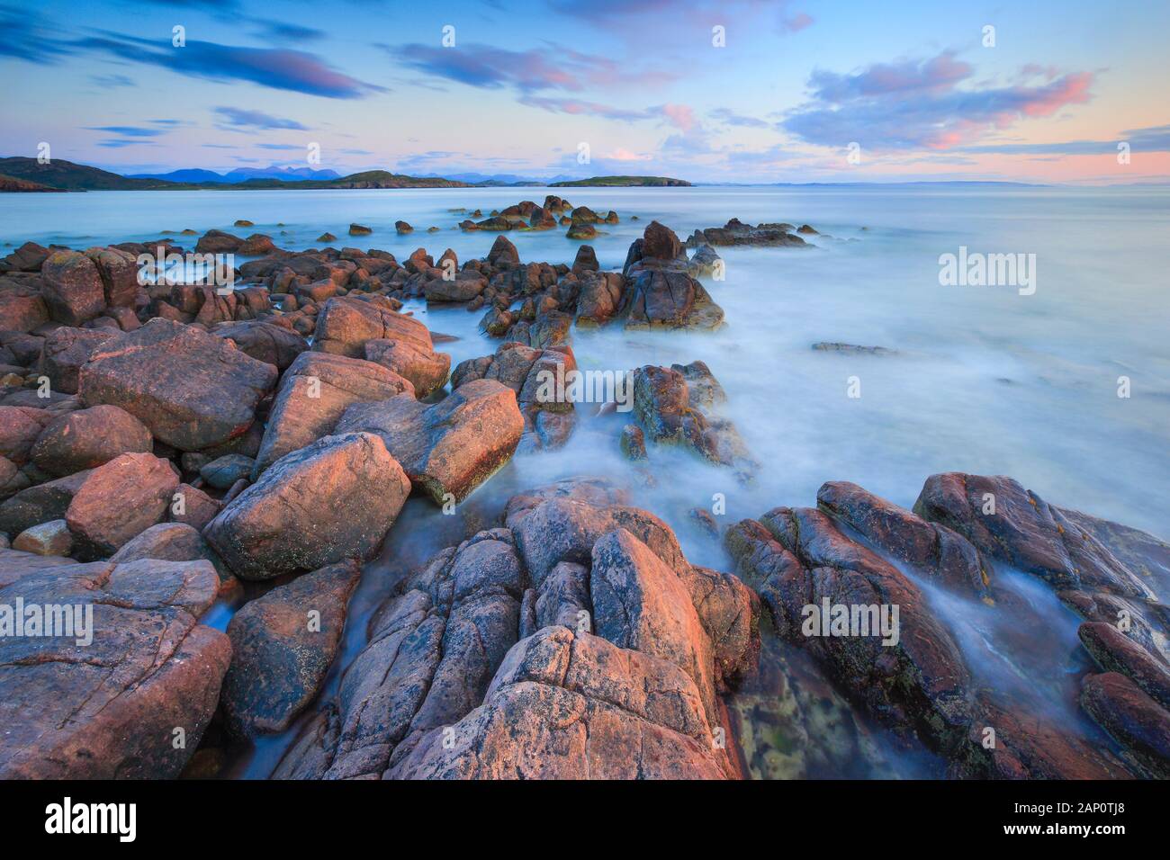 Felsiger Strand an der nordwestschottischen Küste bei Reiff. Schottland Stockfoto