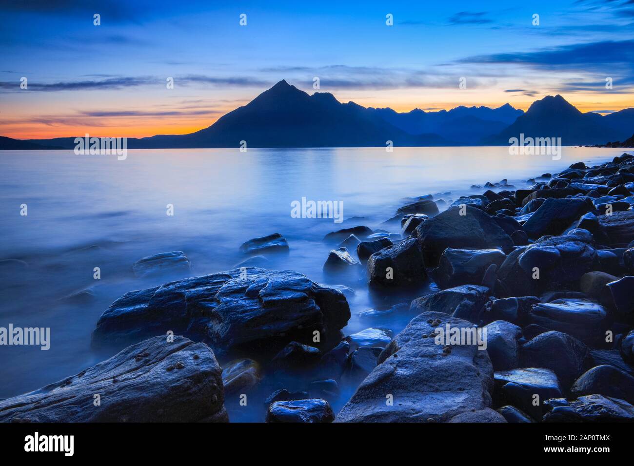 Küste von Elgol auf der Insel Skye bei Sonnenuntergang. Insel Skye, Innere Hebriden, Schottland Stockfoto