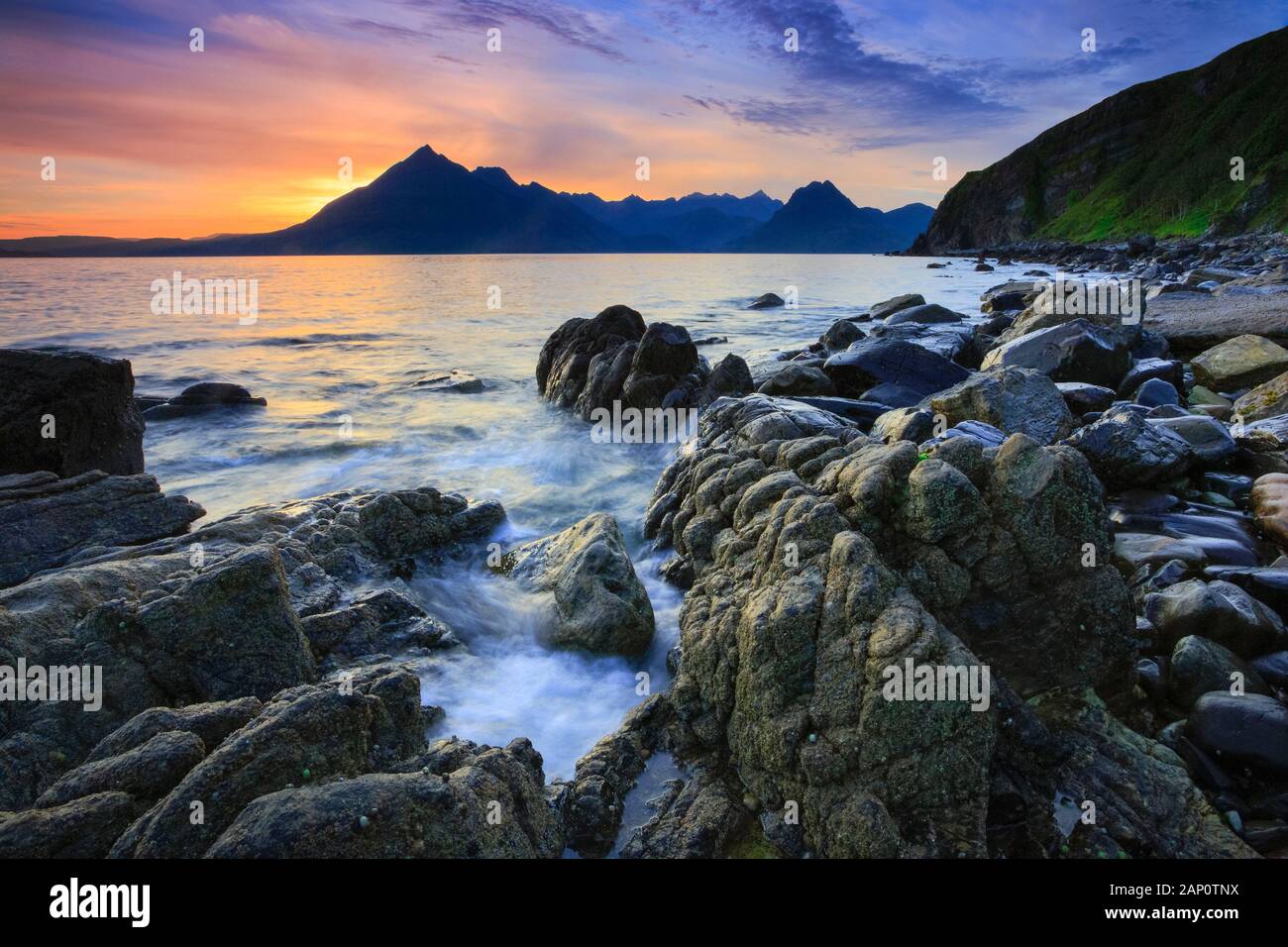 Küste von Elgol auf der Insel Skye bei Sonnenuntergang. Insel Skye, Innere Hebriden, Schottland Stockfoto