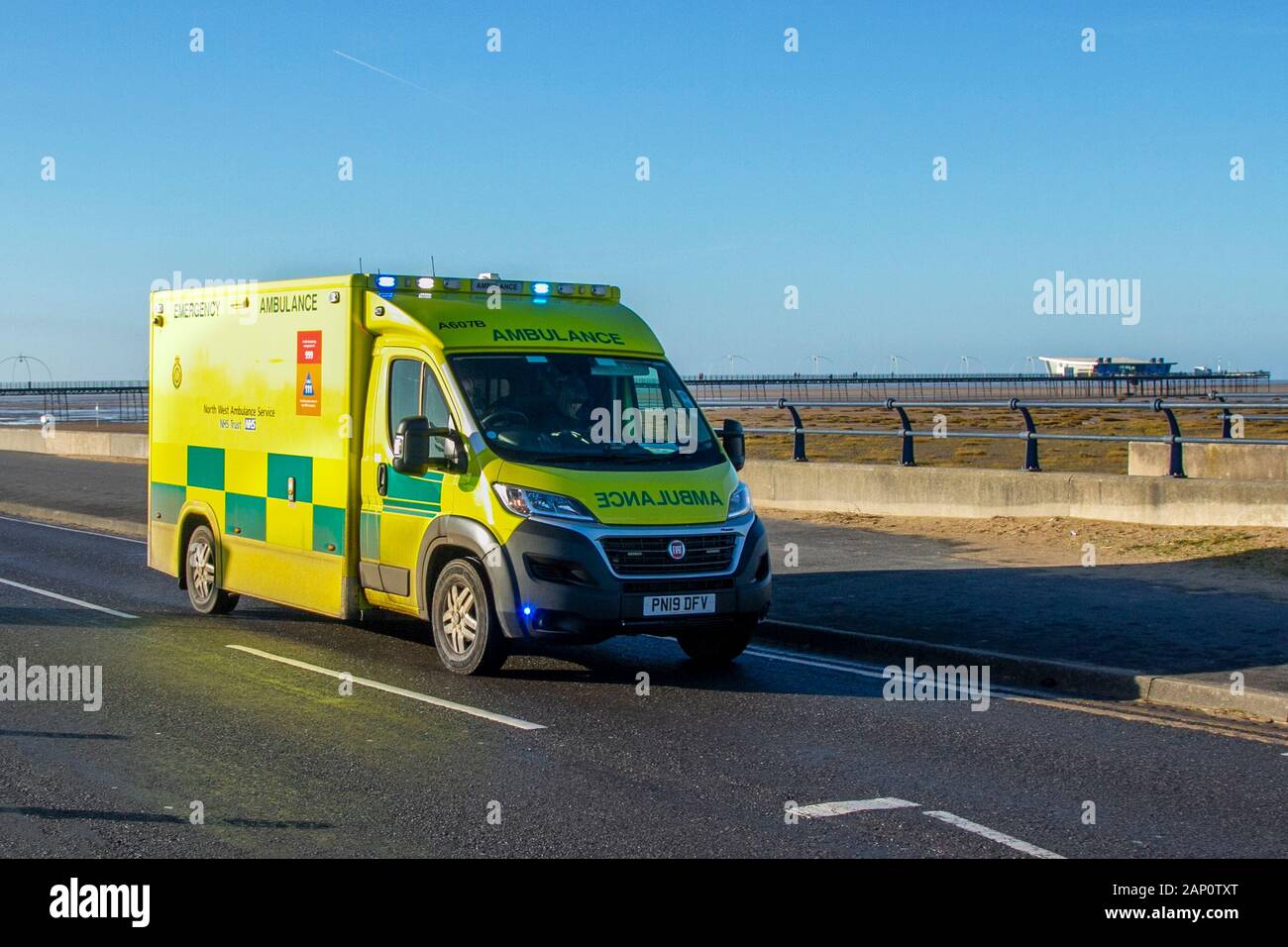 Southport, Merseyside, UK Wetter 20 Jan, 2020 Kalten sonnigen Tag an der Küste nach über Nacht Frost als Rettungswagen zu einem 999 reagiert. Kredit; MediaWorldImages/AlamyLiveNews Stockfoto