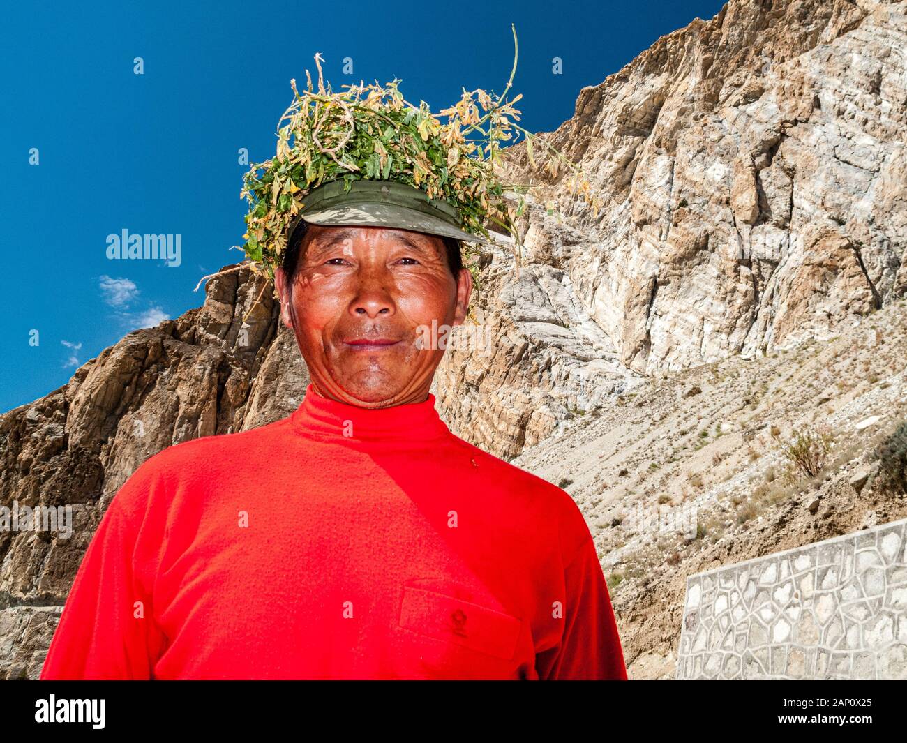 Straßenbau am Karakorum Highway durch chinesische Arbeiter, Porträt eines Mannes Stockfoto