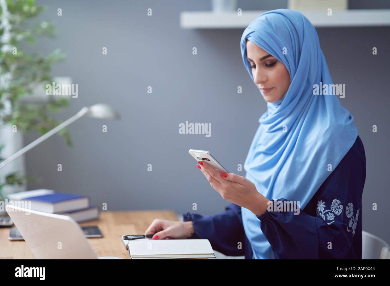 Muslimischen erwachsenen Frau mit Smartphone Stockfoto
