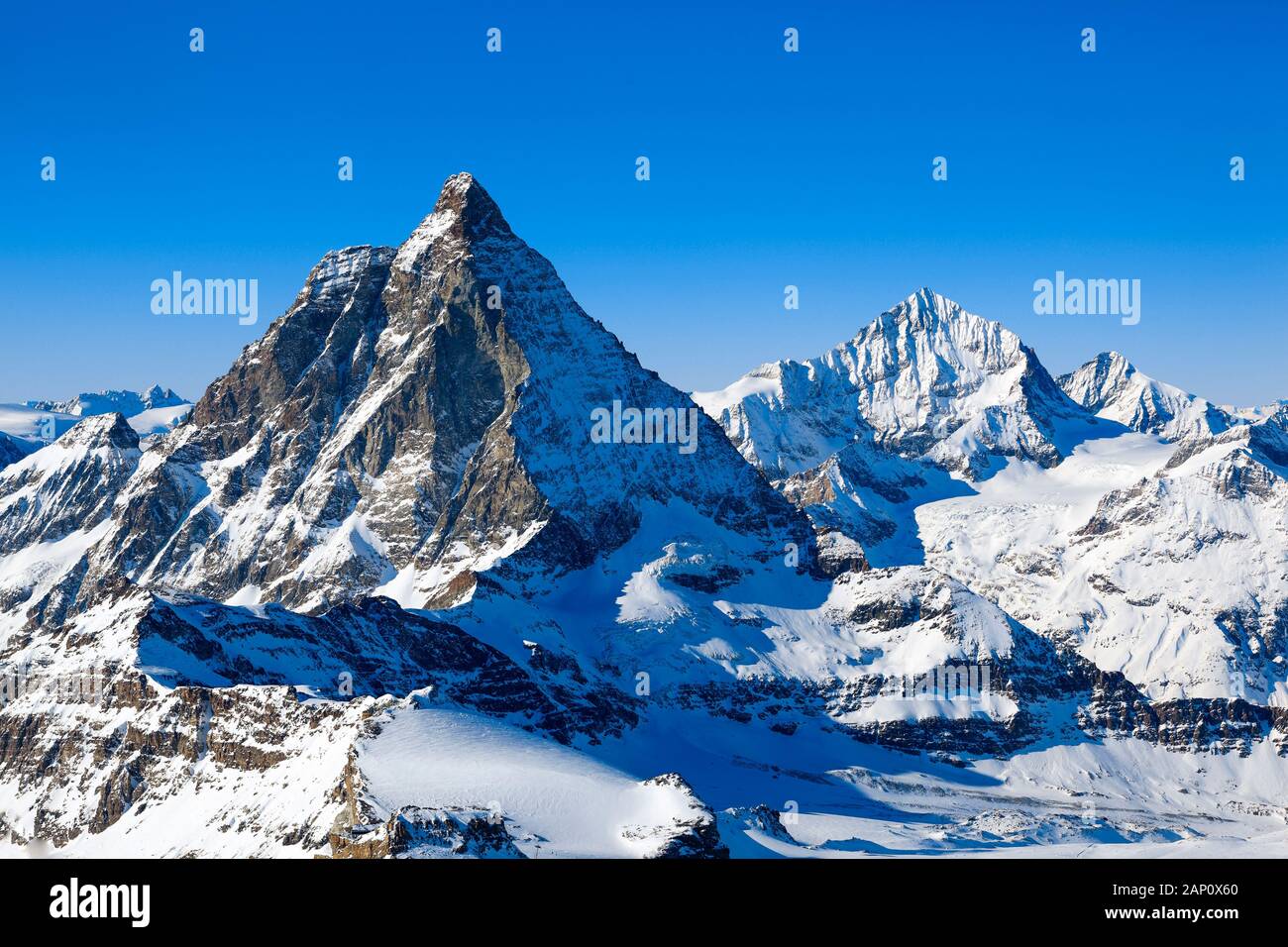 Die Berge Little Matterhorn (3883 m), Matterhorn (4478 m) und Dent Blanche (4357 m) im Winter. Wallis, Schweiz Stockfoto