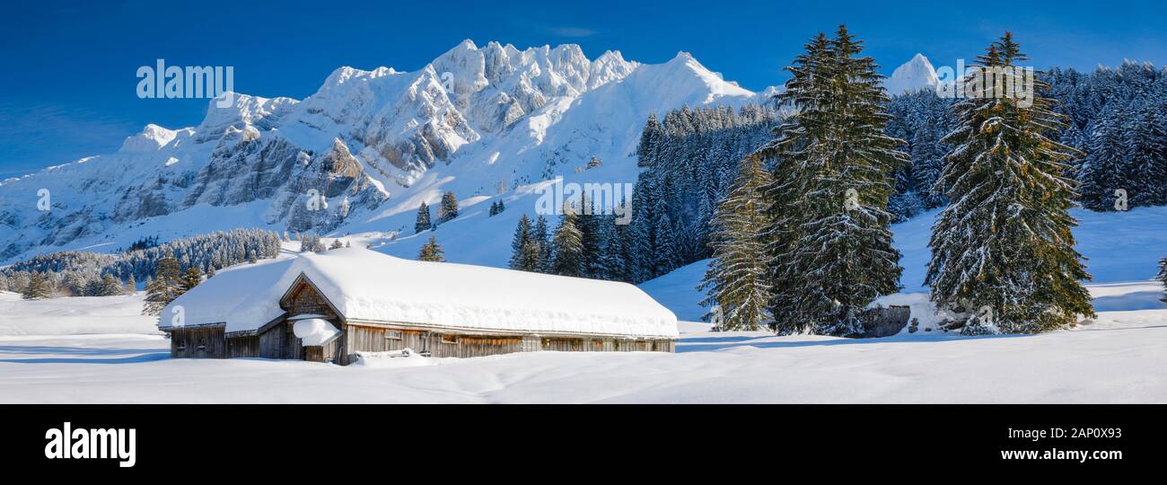 Verschneite Almhütte im Alpsteinmassiv mit dem Berg Saentis (2502 m) im Hintergrund. Appenzell, Schweiz.. Stockfoto