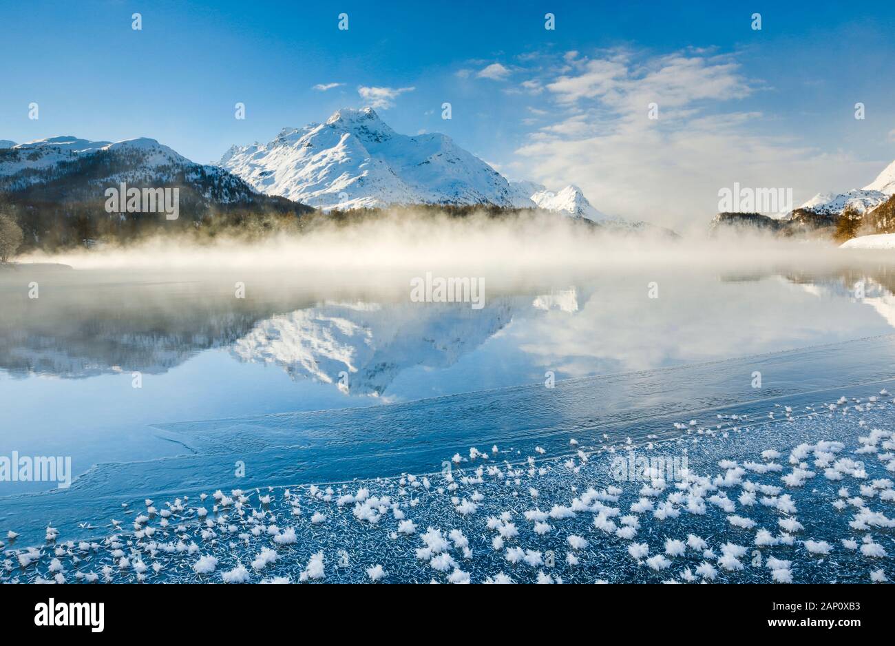 Sils See mit dem Piz da la Margna (3158 m) im Winter mit Dampfnebel. Graubünden, Schweiz Stockfoto