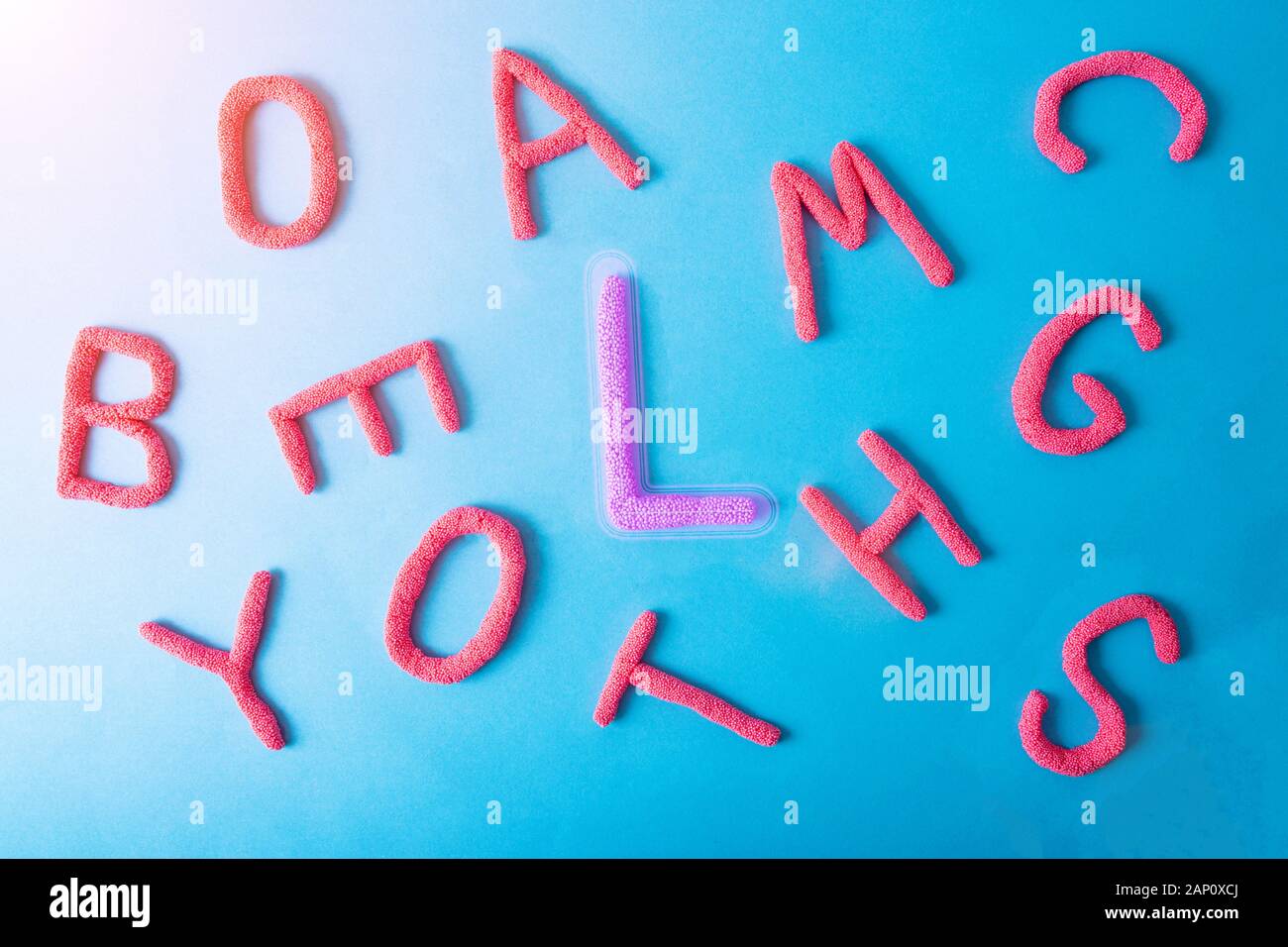 Roten Buchstaben auf einem blauen Hintergrund in einer chaotischen Weise zerstreut, in der Mitte der Buchstabe l. Konzepte der Führung und Karriere Leistungen, die Staats- und Regierungschefs Stockfoto