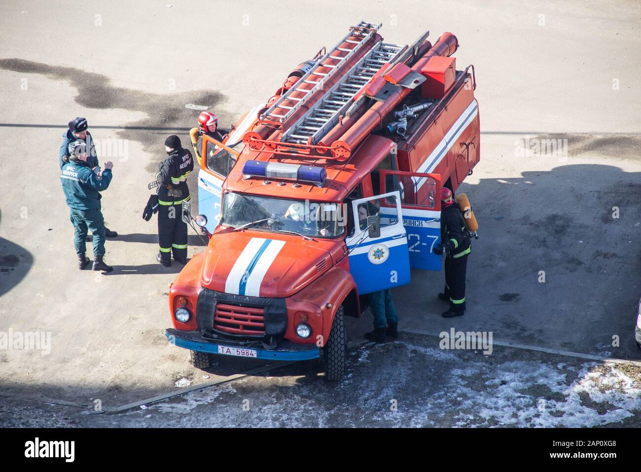 Vasalemma, BELARUS 27.02.19: Feuerwehr Aufstieg aus einem Löschfahrzeug auf einen Notruf, Evakuierung Stockfoto