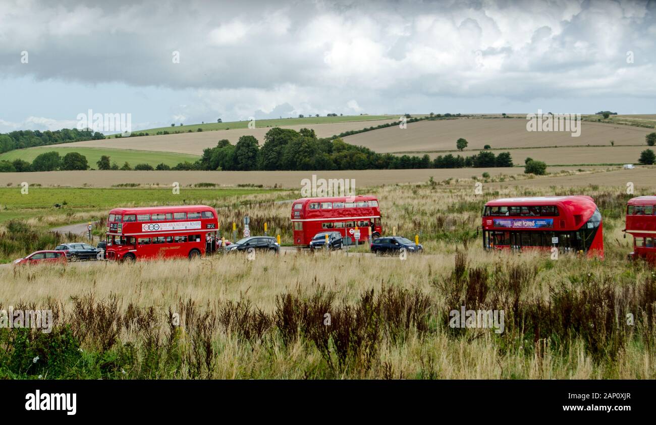 Wiltshire, UK - 17. August 2019: Red London Doppeldeckerbusse die Erfüllung der 23 eine Route über Salisbury Plain auf der einen Tag pro Jahr erlaubt, Stockfoto