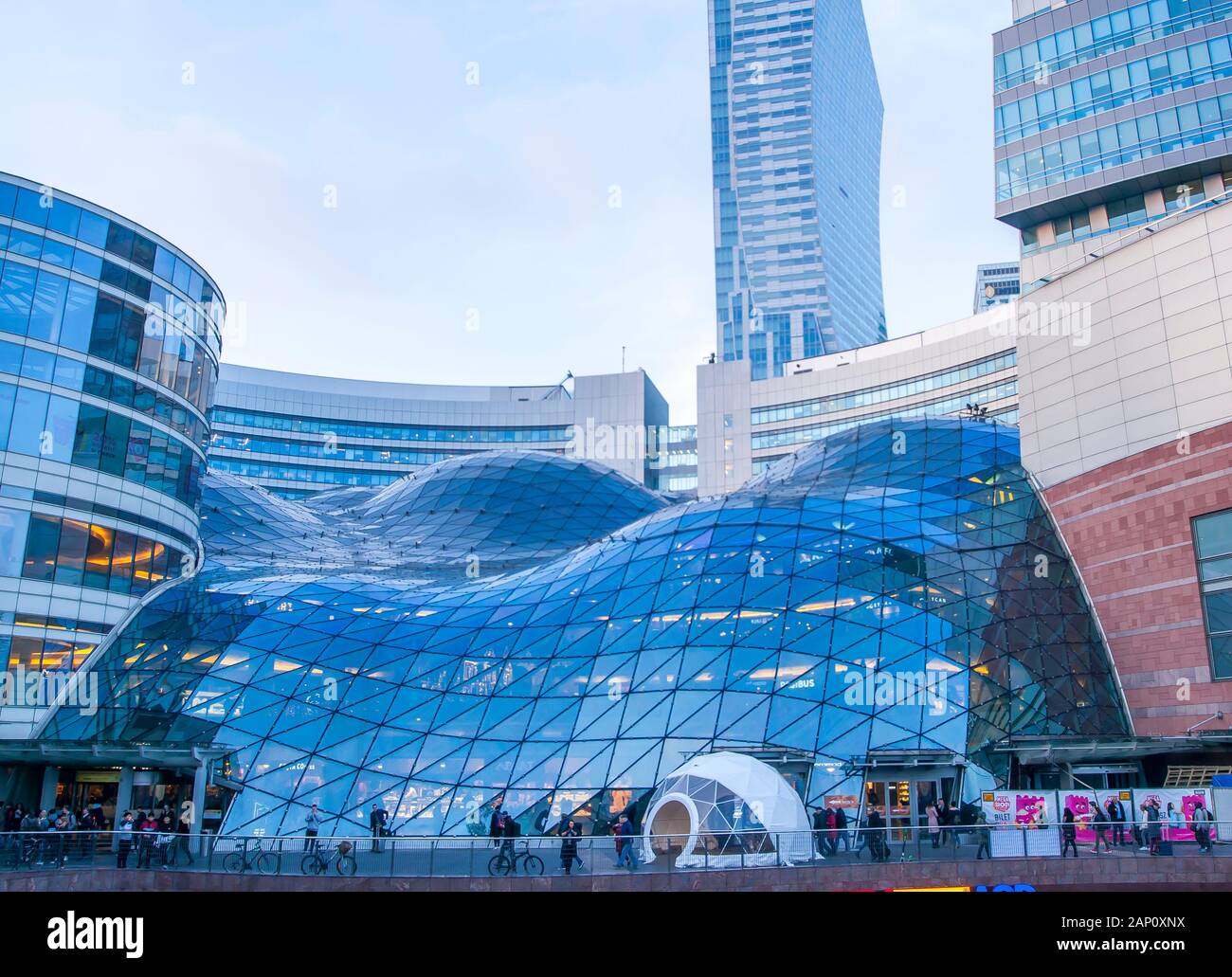 Warschau, Polen, November 2019. Goldene Terrassen (Złote Tarasy) Shoppin Zentrum in Warschau Stockfoto