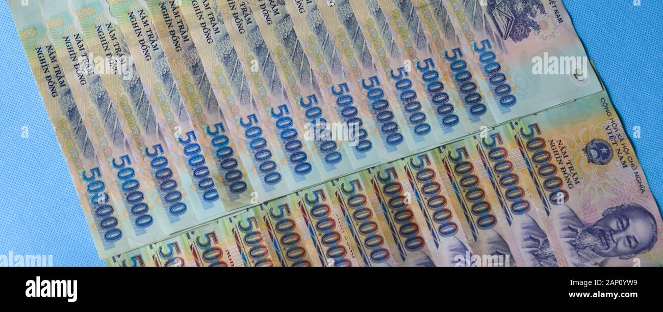 Finanzen Konzept. Vietnamesische Währung (VND) 500.000 Dong billnotes isoliert. Stockfoto