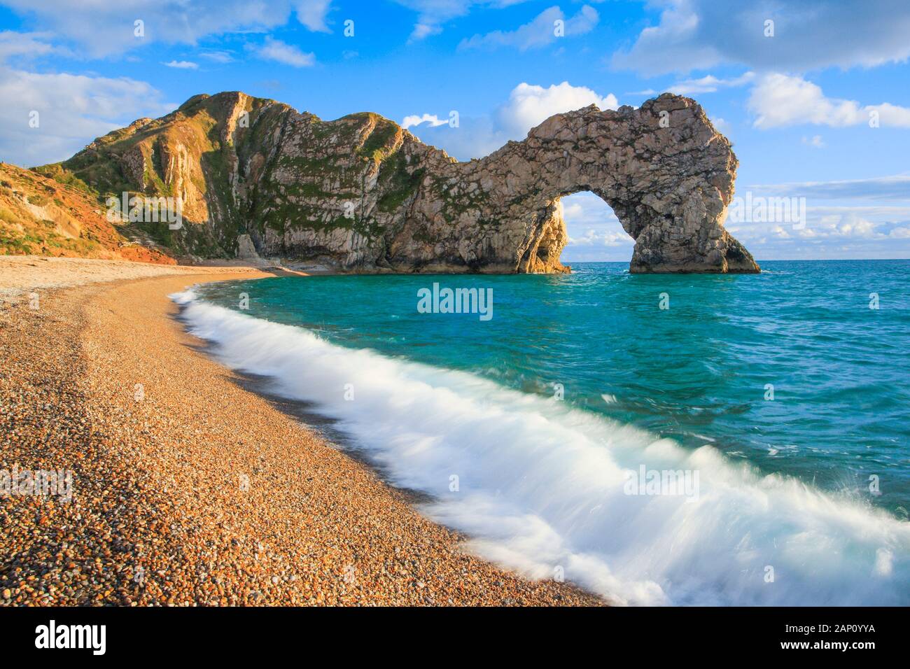 Durdle Door, ein natürlicher Kalksteinbogen. Jurassic Coast, Südengland Stockfoto