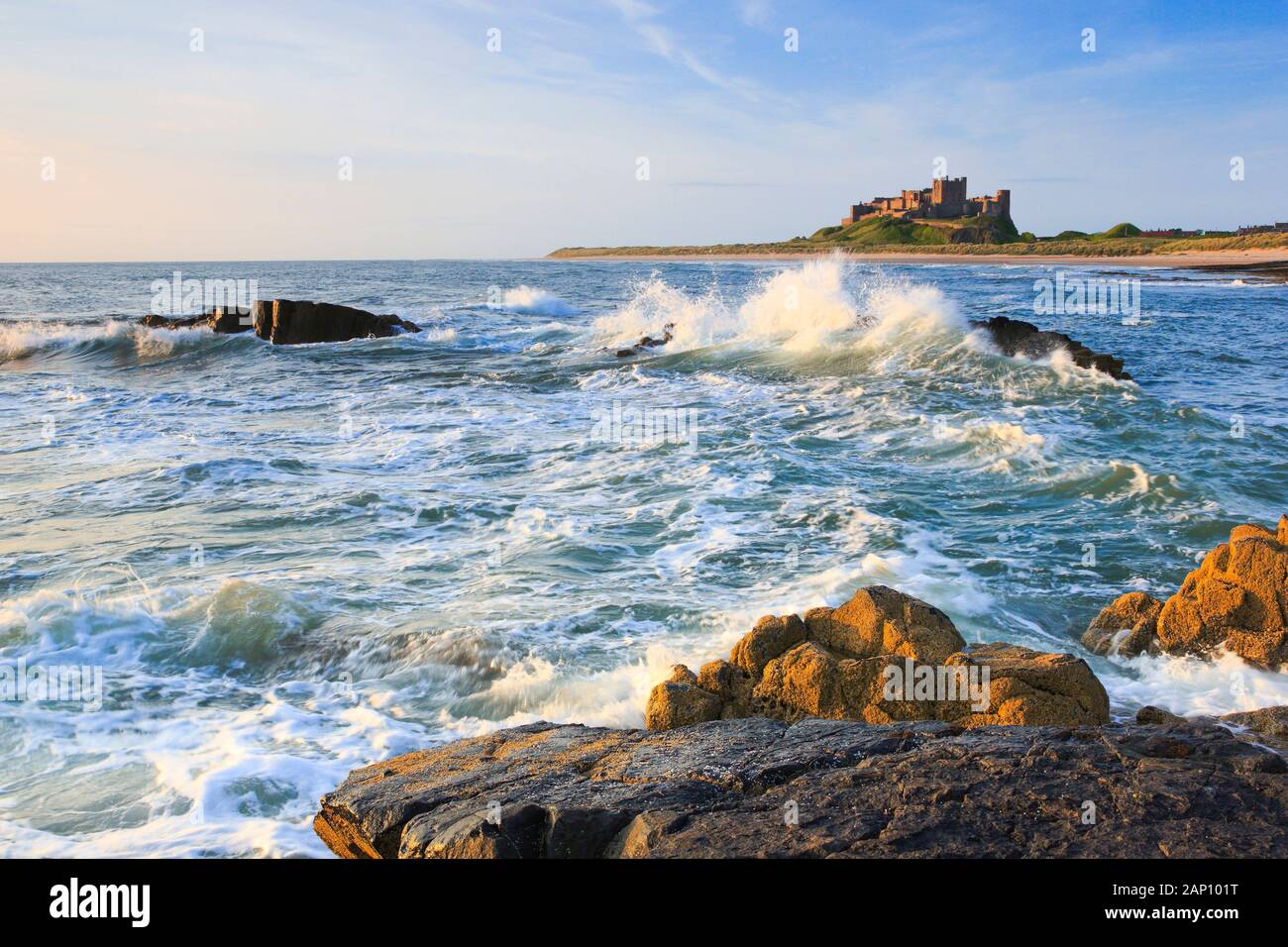 Bamburgh Castle am Morgen. Northumberland, Großbritannien Stockfoto