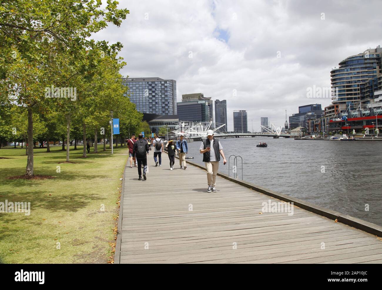 Touristen auf South Wharf Promenade, den Fluss Yarra, Melbourne, Australien Stockfoto