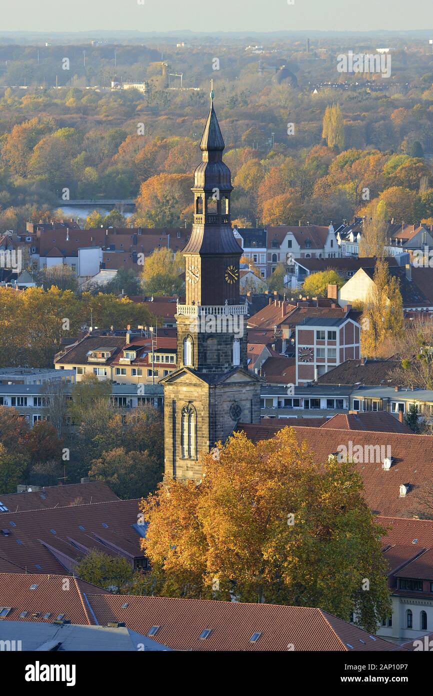 Kirchturm mit Kupfer aus Kirche, Neustädter Kirche in Hannovers Stadtteil Calenberger-Neustadt, 13. November 2018 | Verwendung weltweit Stockfoto