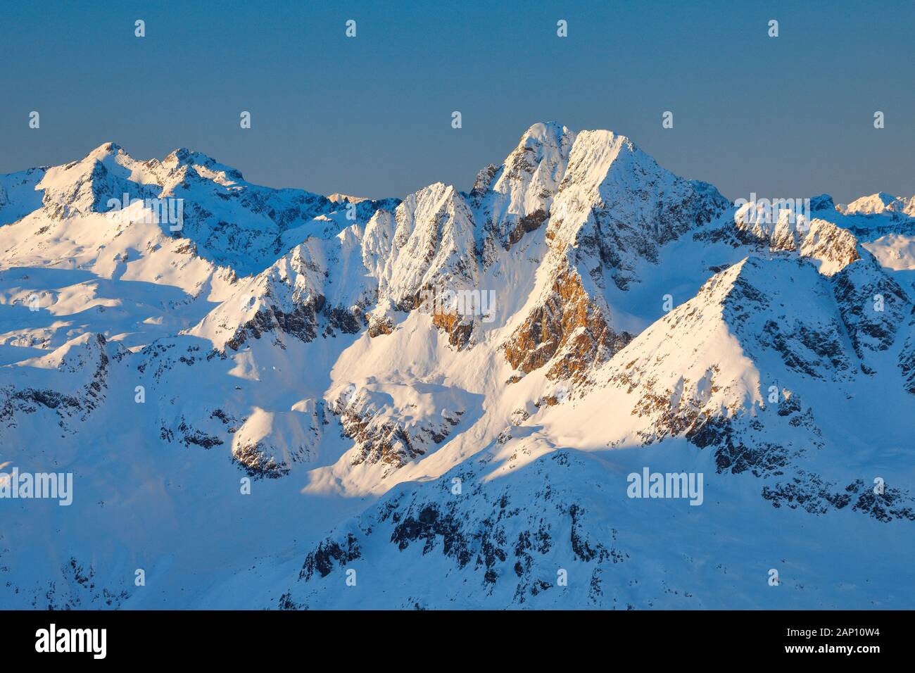 Piz Calderas (3397 m), Piz d'Er (3378 m) und Piz Julier (3380 m) im Winter vom Piz Corvatsch aus gesehen. Graubuenden, Schweiz. Stockfoto