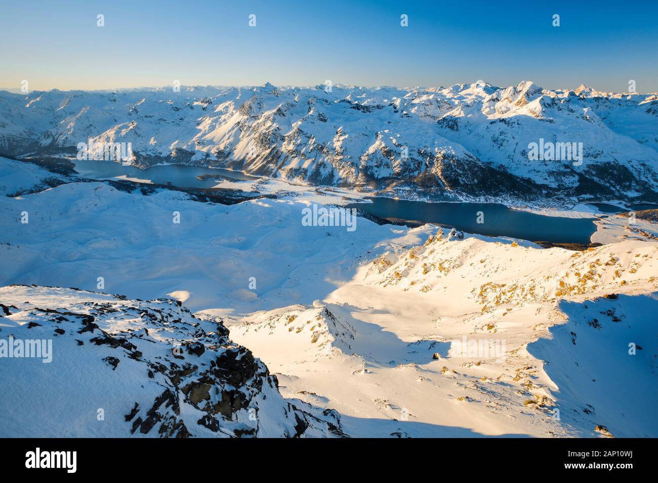 Blick vom Piz Corvatsch (3451 m) im Winter. Graubuenden, Schweiz Stockfoto