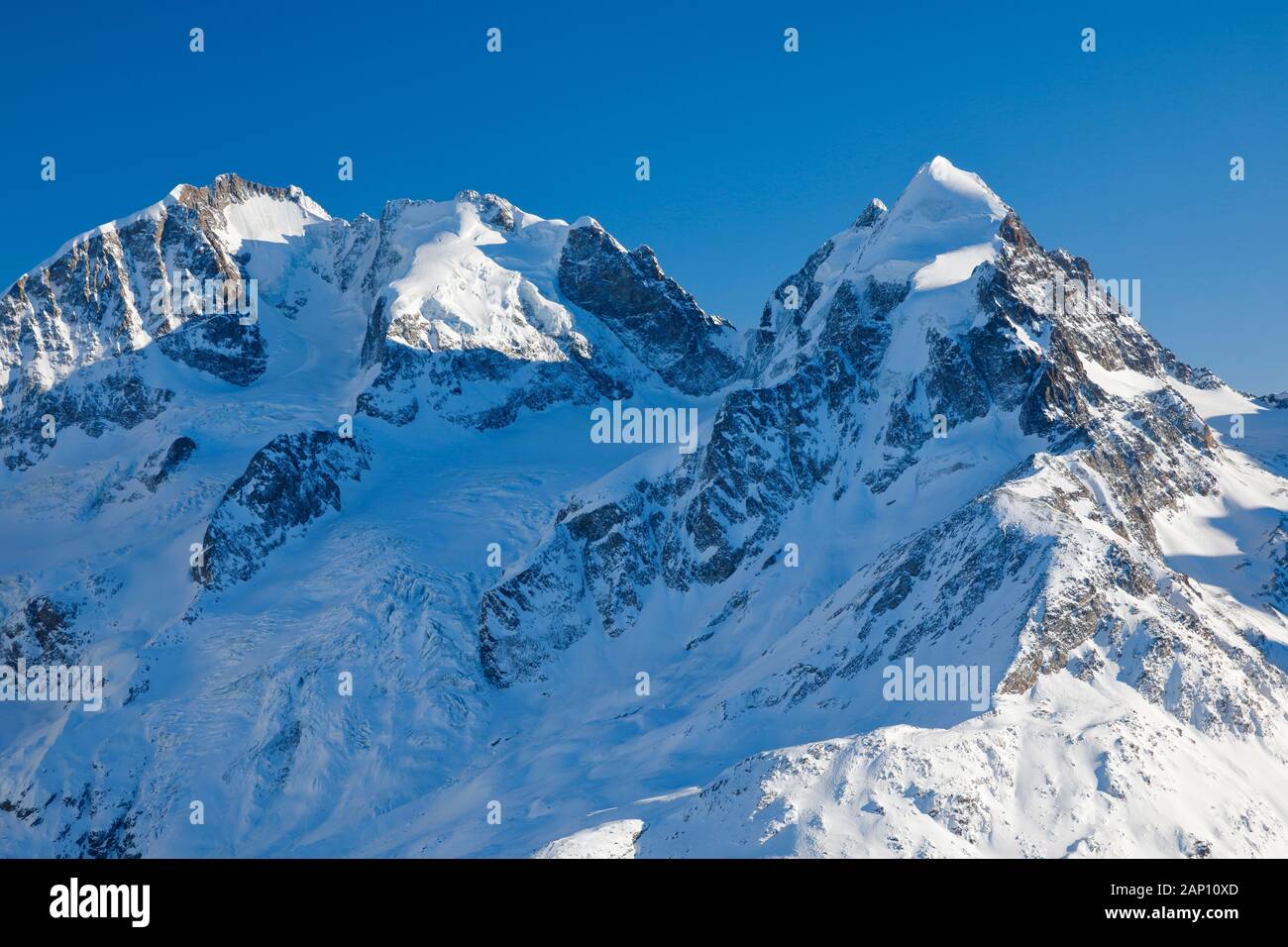 Biancograt mit Piz Bernina (4049 m) Piz Scerscen (3971 m) und Piz Roseg (3937 m) vom Piz Corwatsch aus gesehen. Graubuenden, Schweiz Stockfoto