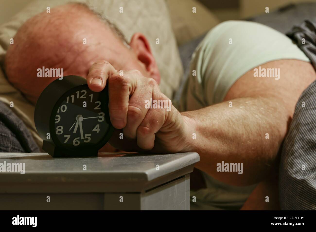 Einen Wecker auf dem Nachttisch. | Verwendung weltweit Stockfoto