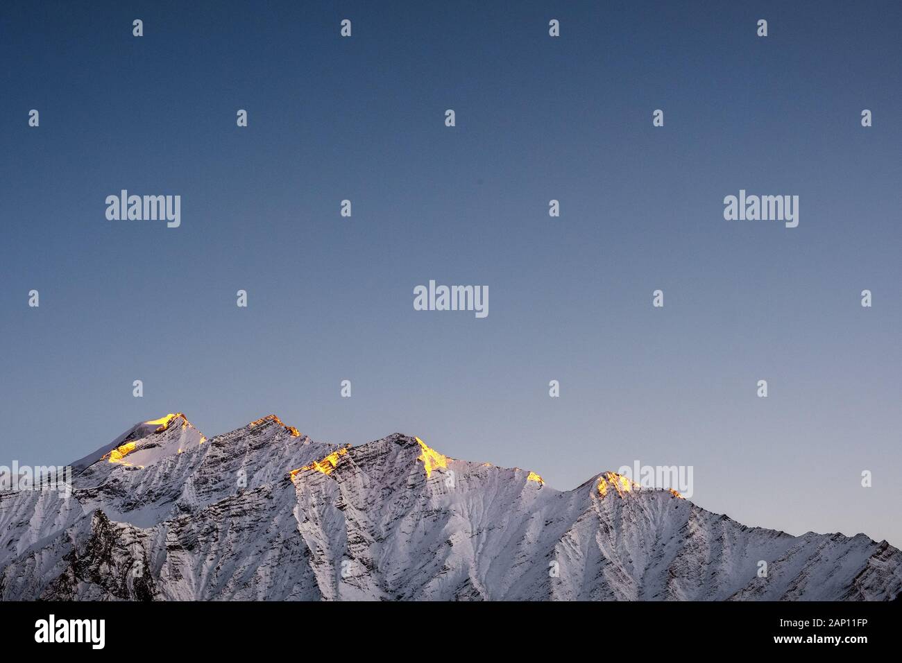 Bergkuppen mit blauem Himmel, Himalaya Stockfoto