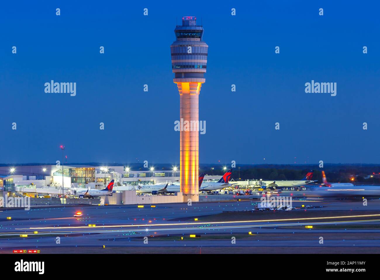 Atlanta, Georgia - April 2, 2019: Turm von Atlanta (ATL) in Georgien. | Verwendung weltweit Stockfoto