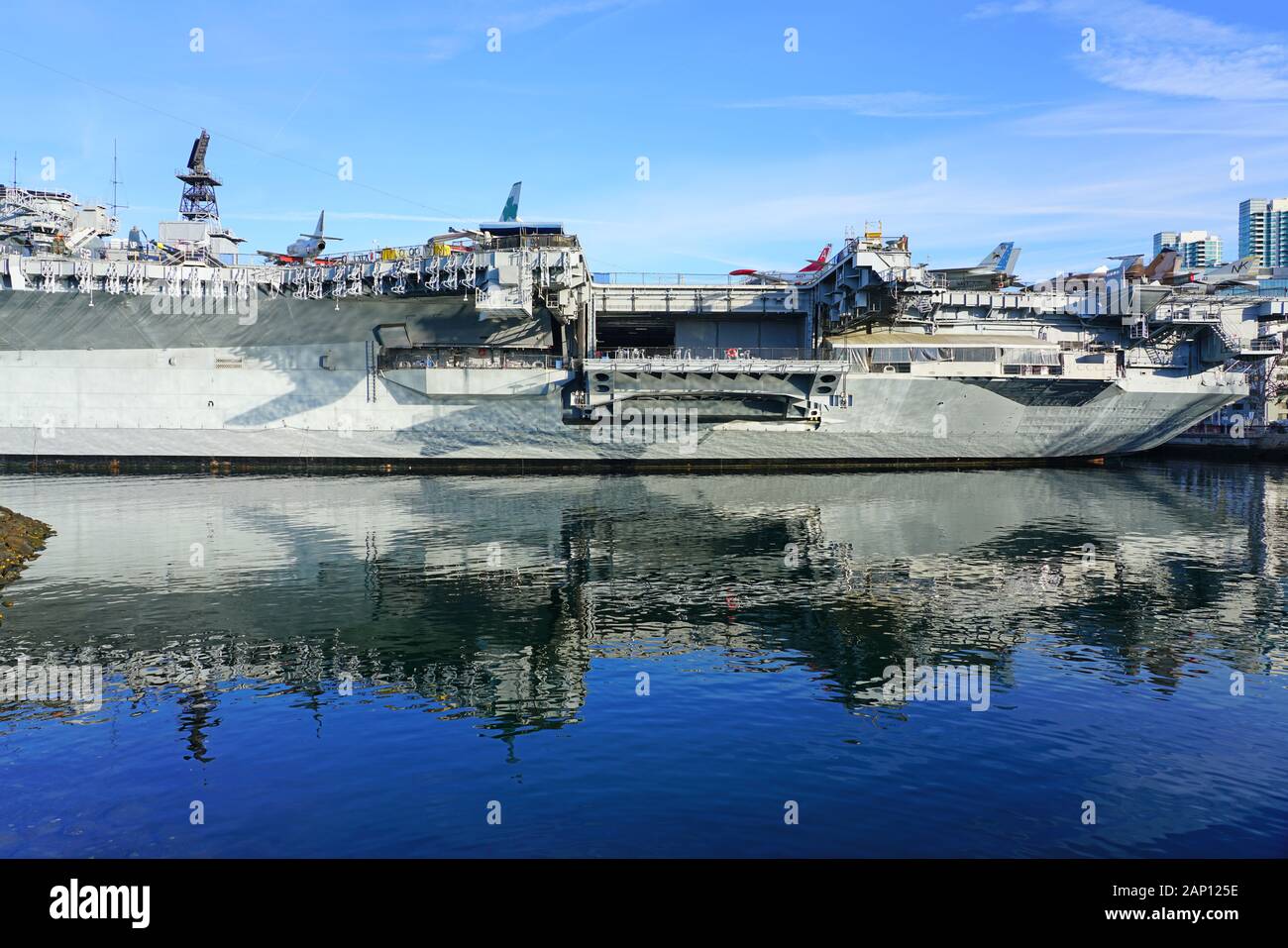 SAN DIEGO, Ca-3 JAN 2020 - Außenansicht des USS Midway, einem historischen Naval Aircraft Carrier Museum in der Innenstadt von San Diego, Kalifornien, zum Nav entfernt Stockfoto